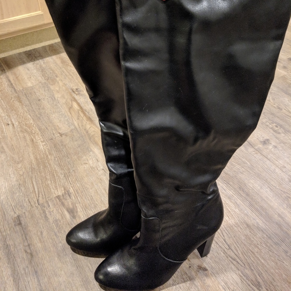 Black knee boots